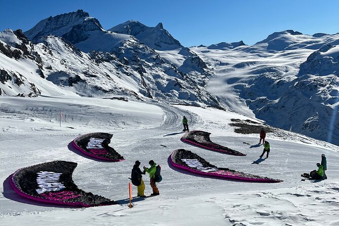 20 to 25 Minute Tandem Paragliding in Zermatt and Matterhorn View - A short briefing and a simple takeoff