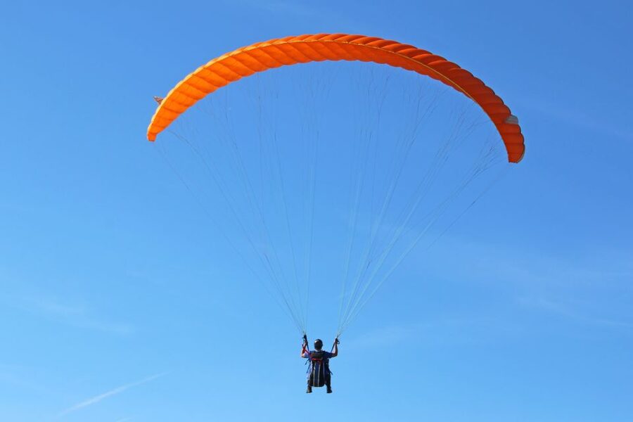 Alanya: Tandem Paragliding Experience Over Cleopatra Beach - A short briefing before the run