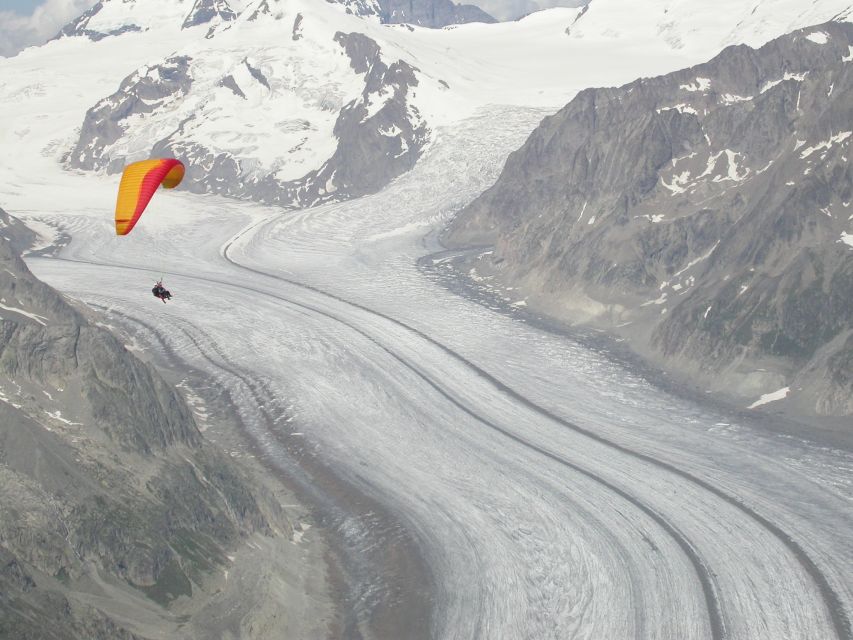 Aletsch Arena: Paragliding Tandem Flight Basic - Getting ready for takeoff
