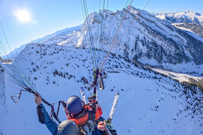 Baptism in Paragliding in La Clusaz - The 10 to 15 minute flight over La Clusaz