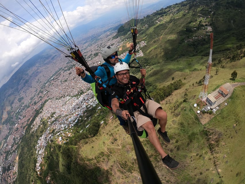Bello: Paragliding in Medellín - Choose calm gliding or added movement