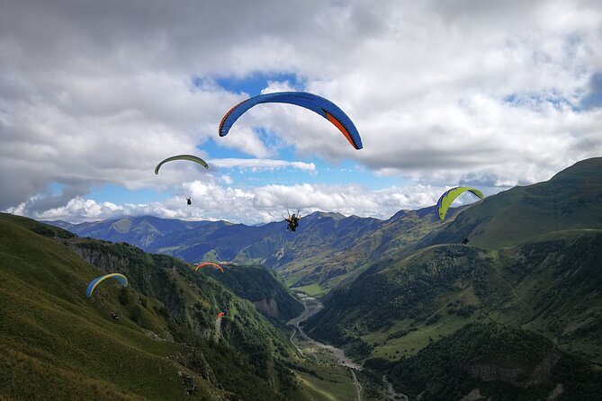 Cloudbase Paragliding in Gudauri, Georgia - What 10 to 15 minutes in the air feels like