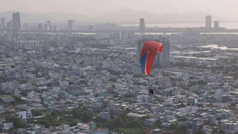 Da Nang Private paragliding experience on Monkey Mountain - Twelve to fifteen minutes above the coast