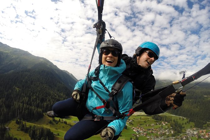 Davos Absolutely Free Flying Paragliding Tandem Flight 1'000 Meters High - What the 15 to 35-minute flight feels like