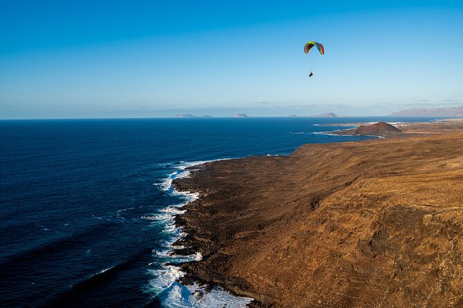 DISCOVERY FLIGHT tandem paragliding Lanzarote with pro pilot - Seeing Lanzarote from a paraglider