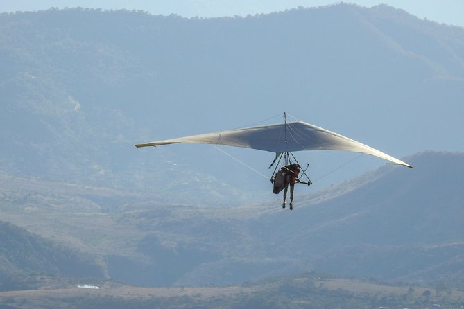 Hang gliding in Valle de Bravo - Preparing for a professional hang-gliding flight