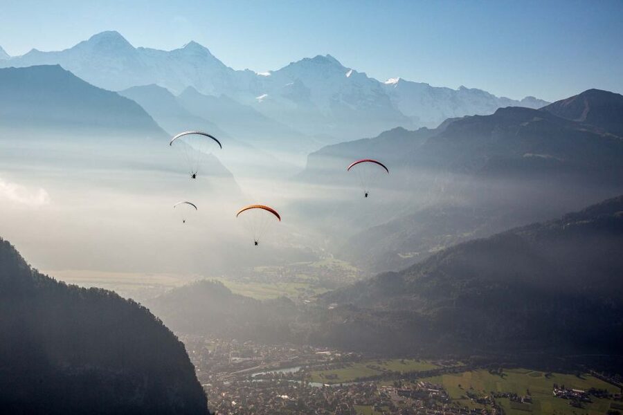 Interlaken: Tandem Paragliding Flight with Pilot - Picking the right season and departure time