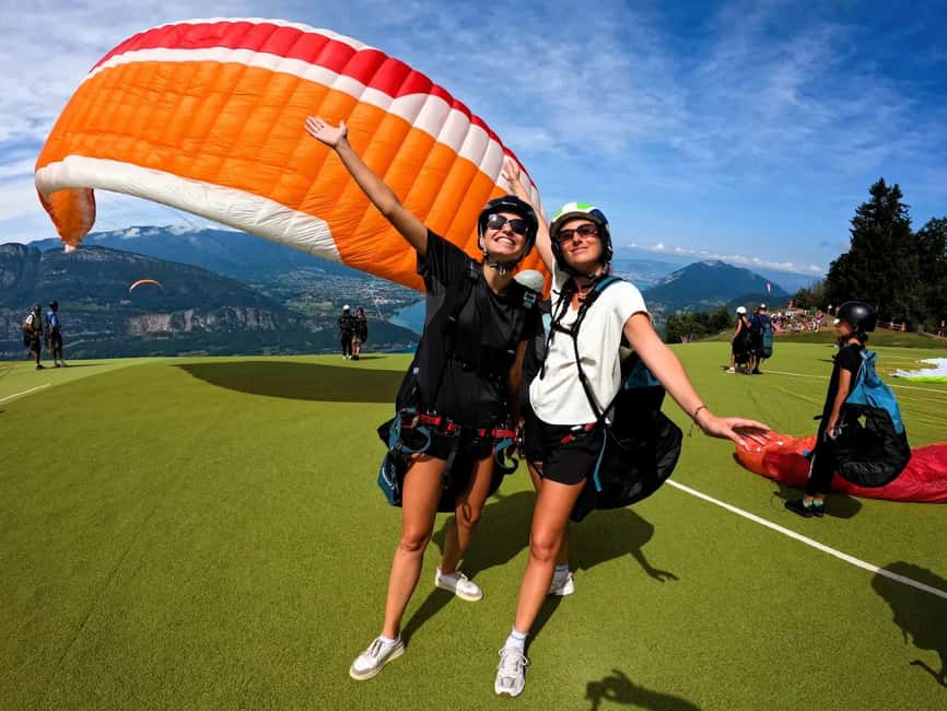 Lake Annecy: Winter Paragliding flight - The landing and the optional photo package