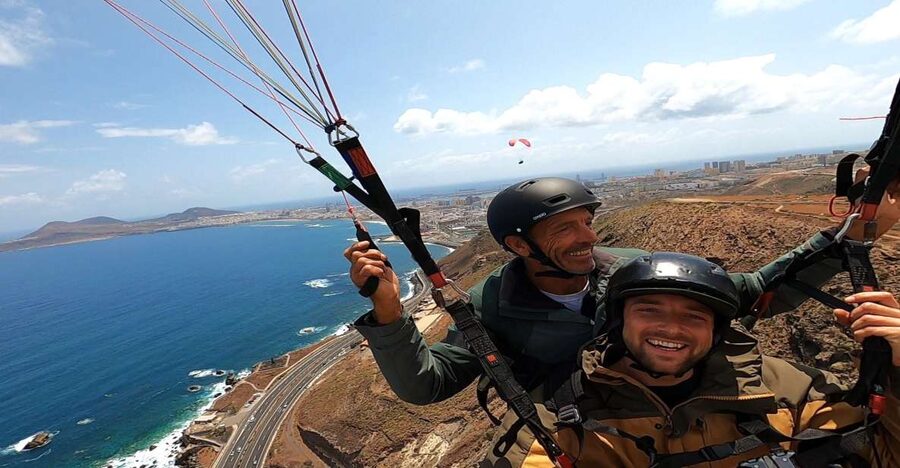 Las Palmas: tandem paragliding flights for everyone - The approach over Las Canteras
