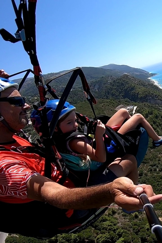 Lefkada paragliding tandem flighs/ Kathisma beach - Getting ready for a tandem flight