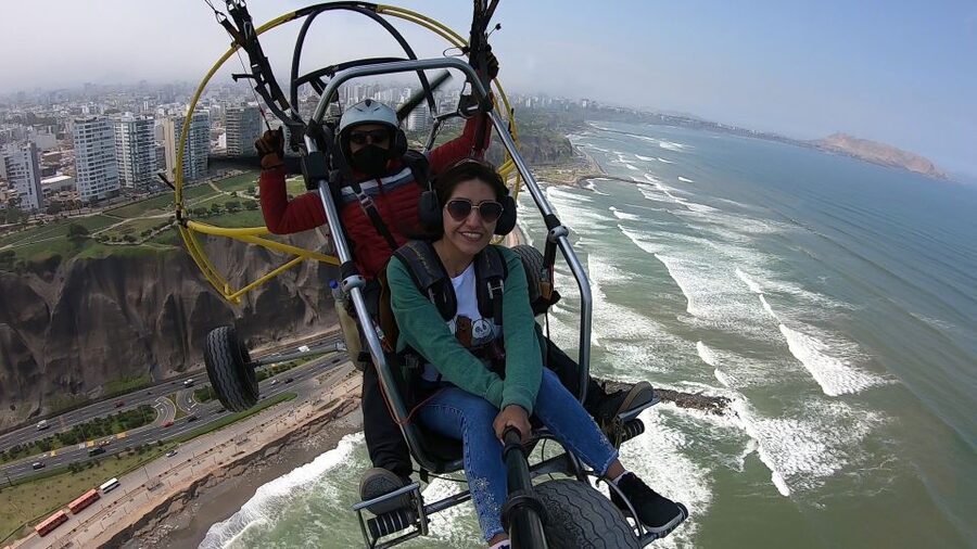 Lima: Paragliding Flight Over Costa Verde Districts - Who Will Get the Most From This Flight?