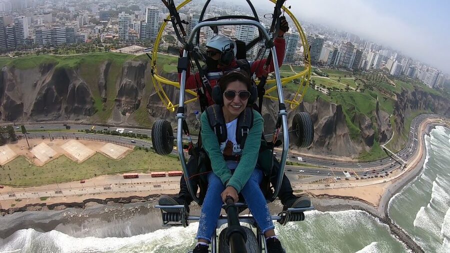 Lima: Paragliding Flight Over Costa Verde Districts - San Isidro and Miraflores From a New Angle