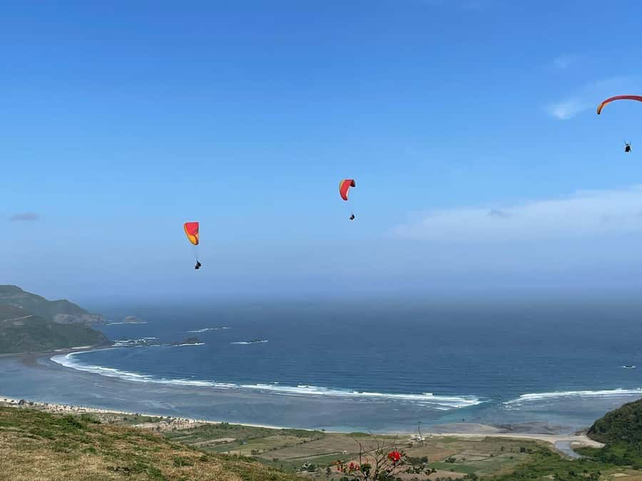 Lombok : Tandem Paragliding with Pilot & Beach Tour - Beginner surfing, with a practical caveat