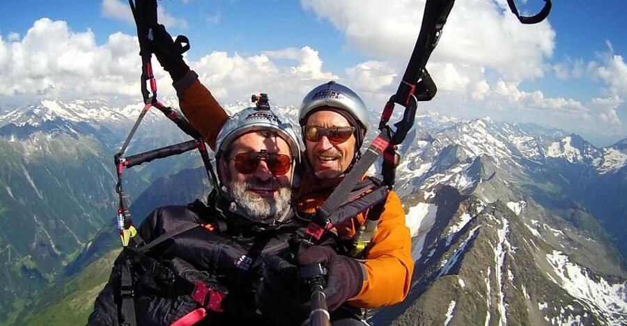 Mayrhofen: Paragliding Flight Experience Over Mountains - A calm briefing before the flight