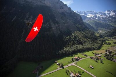 Mürren: Paragliding over the Lauterbrunnen Valley