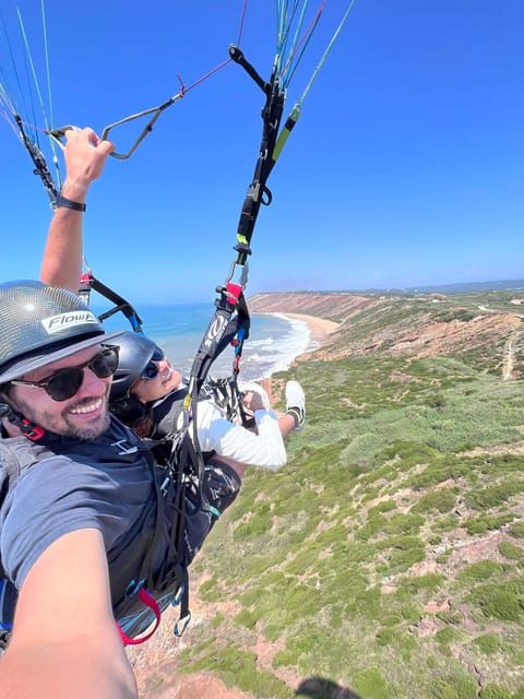 Nazare: Paragliding tandem flight - The guides and the preflight briefing
