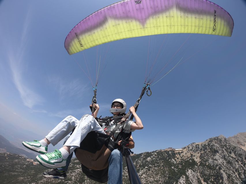 Oludeniz: Blue Lagoon Paragliding Flight Fethiye - Preparing for a tandem takeoff
