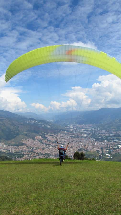 Paraglide over beautiful Medellin - Flying above the Aburrá Valley