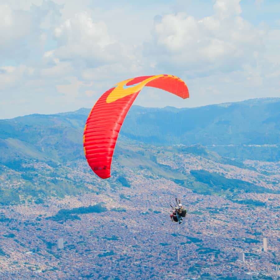 Paraglide over beautiful Medellin - A morning that mixes flying and coffee