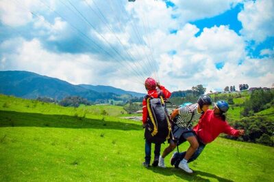 Paragliding flight in Medellin with expert pilots