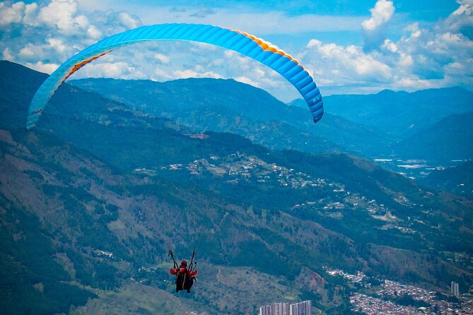 Paragliding flight in Medellin with expert pilots - Who will enjoy this flight most