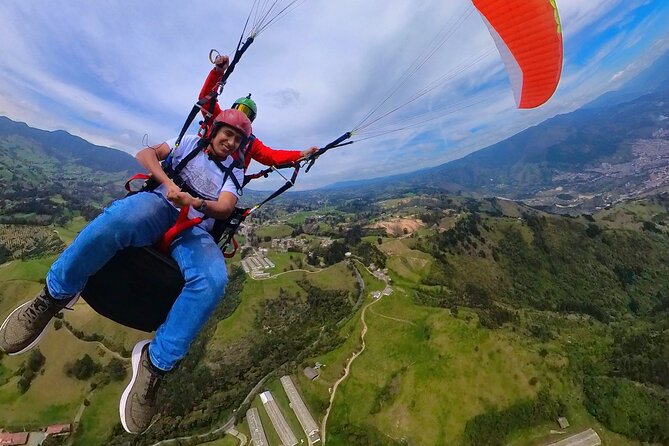 Paragliding flight in Medellin with expert pilots - Is $63 a good deal?