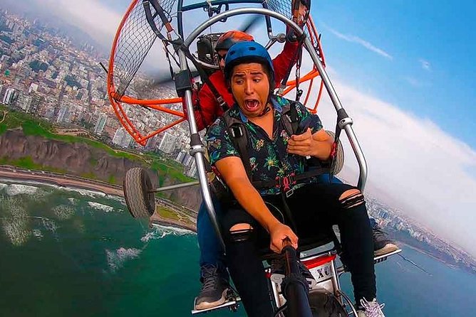 Paragliding in Lima - Costa Verde - Getting ready for takeoff