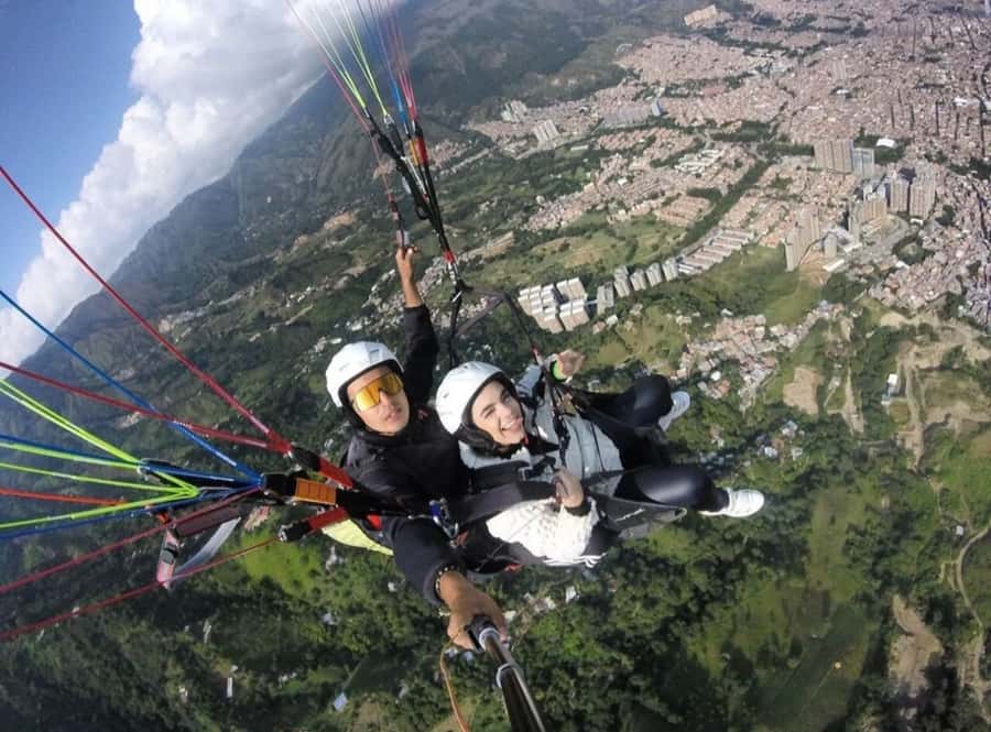Paragliding Medellin with Transportation and free Videos - Leaving Medellín for the San Félix launch area