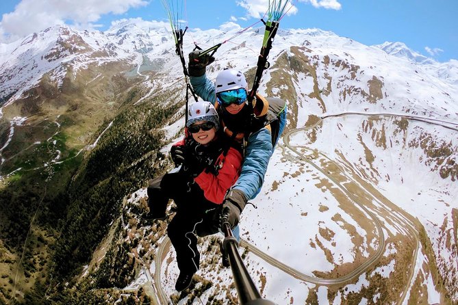 Paragliding mountain flight - From Bodmenstrasse to the mountain takeoff area