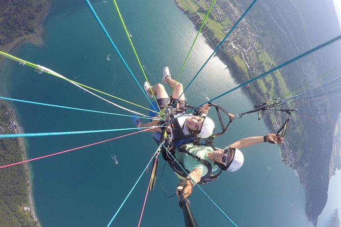 Paragliding Performance flight over the magnificent Lake Annecy - Should you book the acrobatic flight?