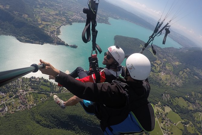 Paragliding Performance flight over the magnificent Lake Annecy - The view from 800 meters above the lake