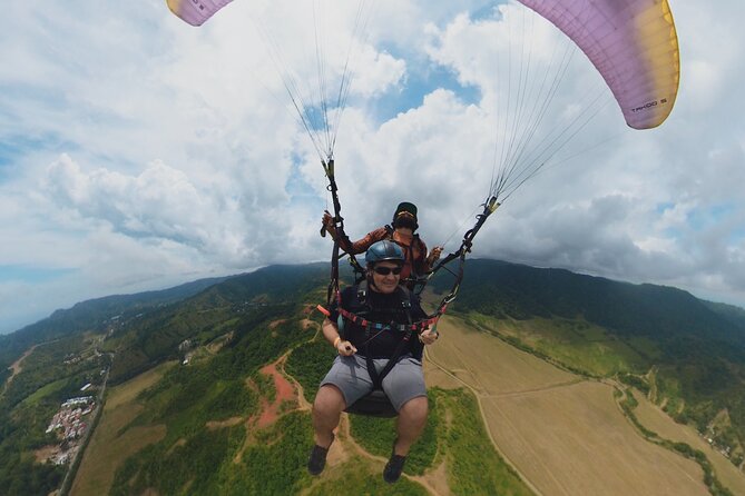 Paragliding tandem flight 1.500 ft & up - Taking off above Jaco Bay