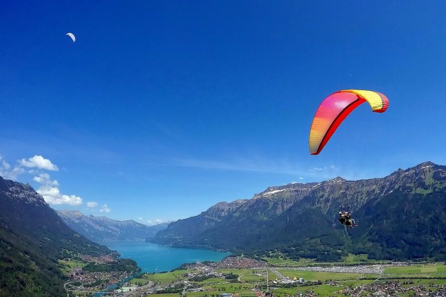 Paragliding Tandem Flight in Interlaken - From Beatenberg to Interlaken by paraglider