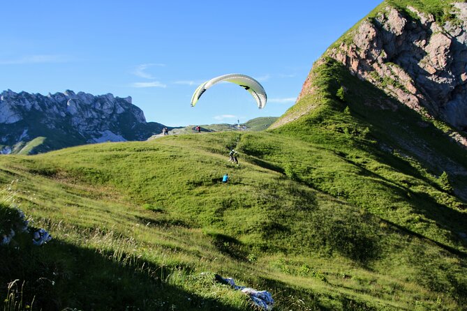 Private Paragliding Flight Experience over the Julian Alps - Preparing for a first tandem flight