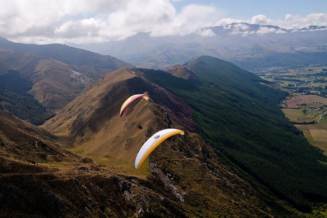 Queenstown Tandem Paragliding from Coronet Peak - In the air above the Wakatipu Valley