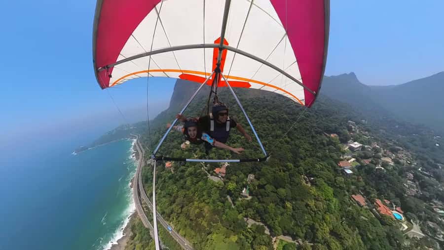 Rio de Janeiro: Hang Gliding or Paragliding Experience - São Conrado Beach makes a memorable landing