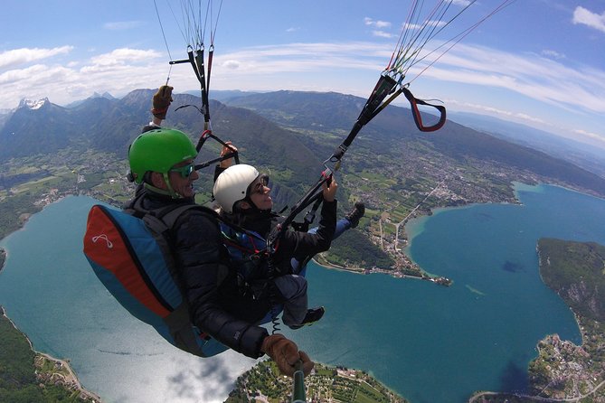 Sensation paragliding flight over the magnificent Lake Annecy - When the acrobatics begin