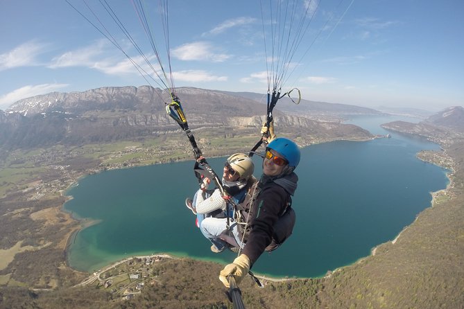 Sensation paragliding flight over the magnificent Lake Annecy - The landing and the return to Doussard