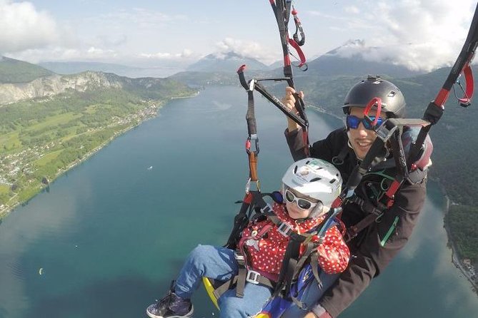 Sensation paragliding flight over the magnificent Lake Annecy - Flying above Lake Annecy