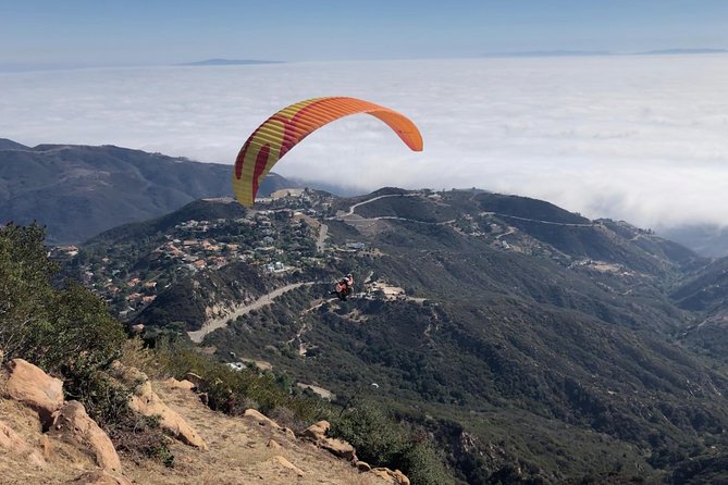 Tandem Paragliding flight with instructor in Malibu - From the Route 1 meeting point to a mountain launch