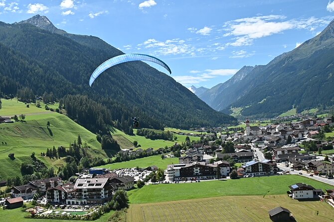 Tandem paragliding in the Stubai Valley near Innsbruck - The cable car cost and the real price