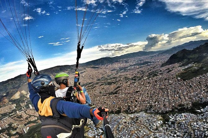 Tour Paragliding - Leaving Medellín for the launch area