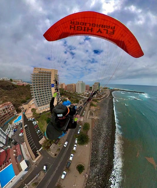 Vuelo Parapente Tenerife Teide (2200 metros) - Landing safely at the end