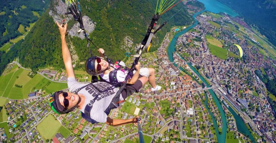 Zurich: Day trip to Interlaken incl. tandem paragliding - The best part: seeing Interlaken from the air